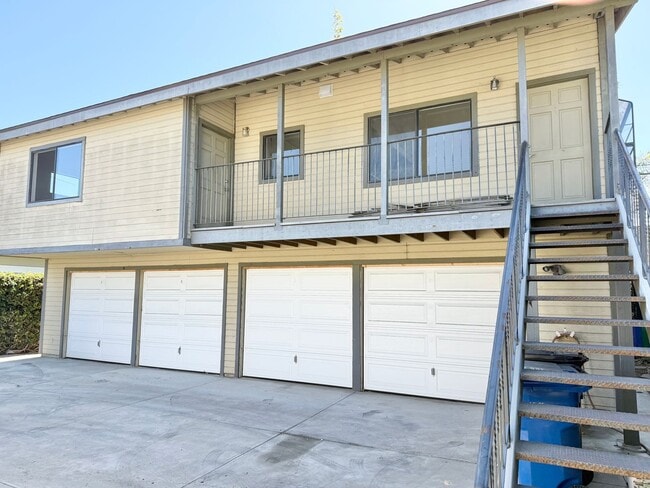 Building Photo - 385 Loma Ave