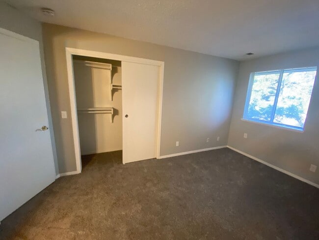 Building Photo - Large 2 bed 1 bath Top Floor Condo