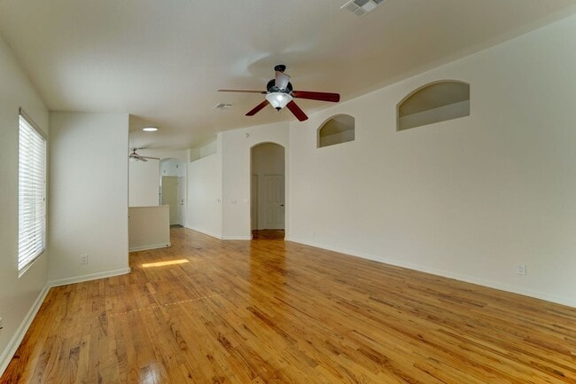 Building Photo - 2014 E Glenhaven Dr