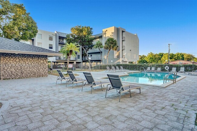 Building Photo - 1595 NE 135th St