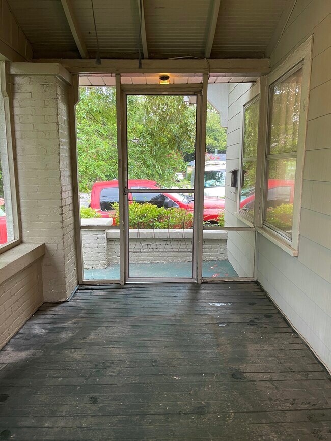 Screened in porch - 908 Oxmoor Rd