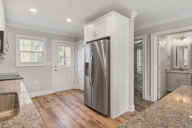 Building Photo - Modern 2-Bed, 2-Bath Single-Level Townhome in Conover – Pet-Friendly Community!