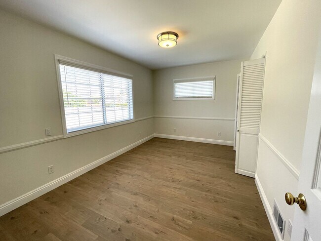 Building Photo - Charming updated 3-bedroom home with a/c near Victor Park