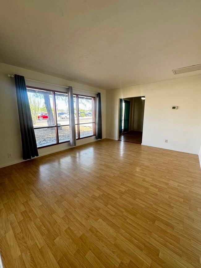 Building Photo - FOR RENT