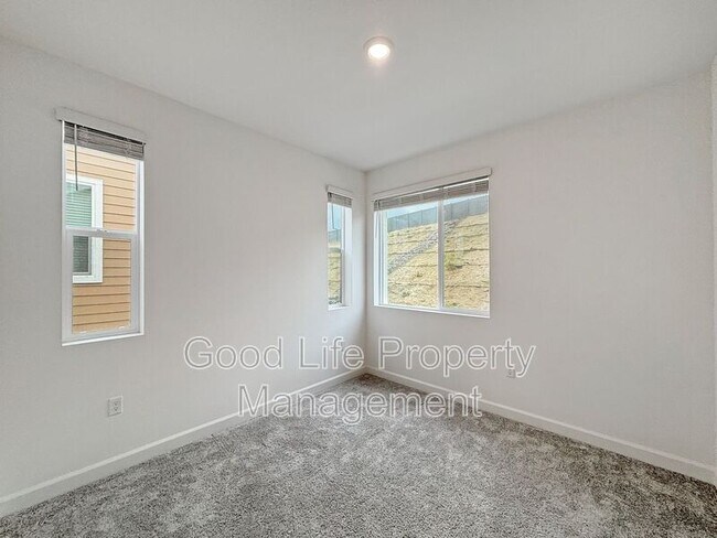 Building Photo - 820 Makani St