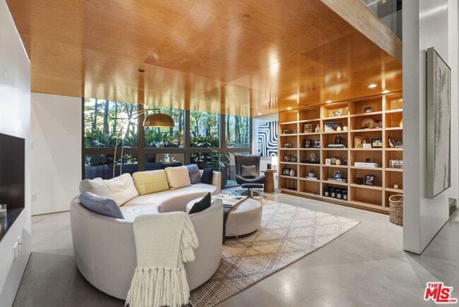 Building Photo - 1849 Fox Hills Dr