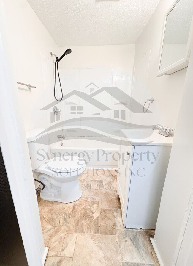 Building Photo - Martha Ave 23 - 23 1/2