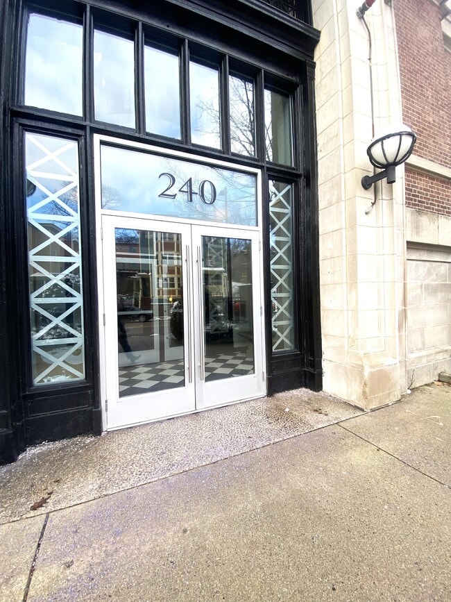 Building Photo - 240 Heath St