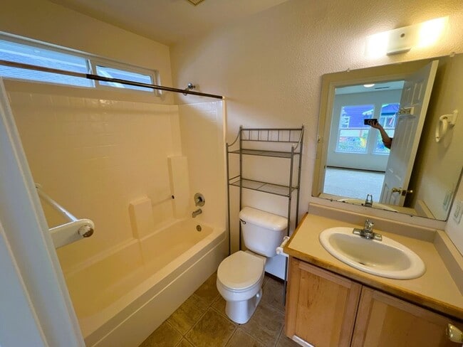 Building Photo - Spacious 3-bed 2-bath home with attached g...