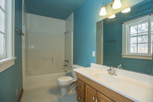 Building Photo - 4 bed/ 3 bath University Rental House ($3,...