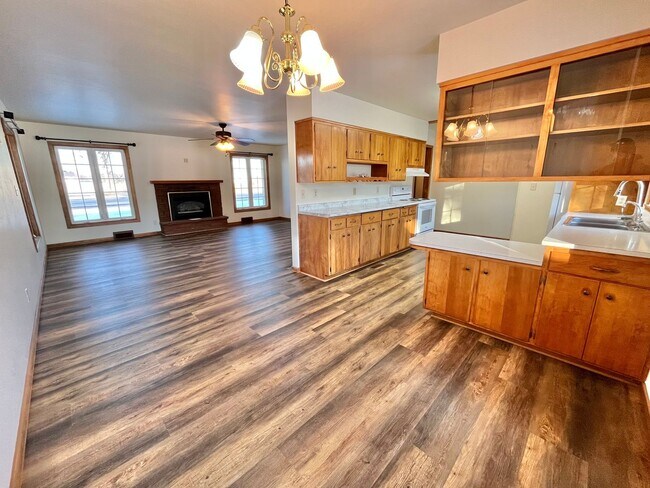 Building Photo - Large 3 Bed/2 Bath East Side Rental Home!