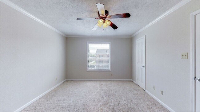 Building Photo - 904 University Oaks Blvd