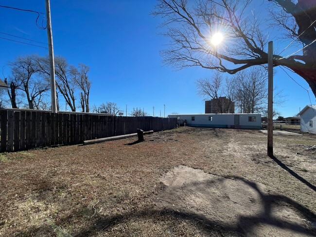 Building Photo - 2 bedroom home in South Hutchinson