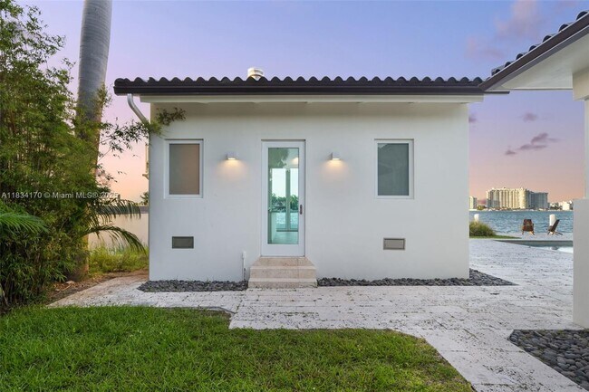 Building Photo - 205 N Hibiscus Dr