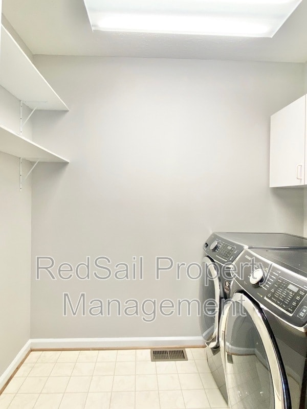 Building Photo - 102 Thunderbird Ln