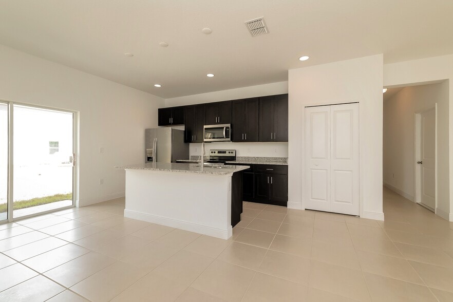 Building Photo - 249 Elm Ct
