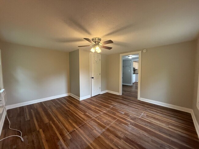 Building Photo - 4 Bedroom 1 Bathroom Home Located in Greeneville, TN