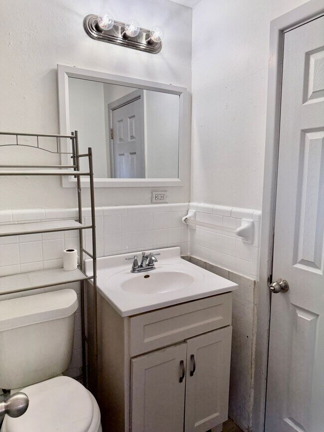 Building Photo - Adorable 3/1.5/1 in Great Location! Minutes from Tech and Hospitals!
