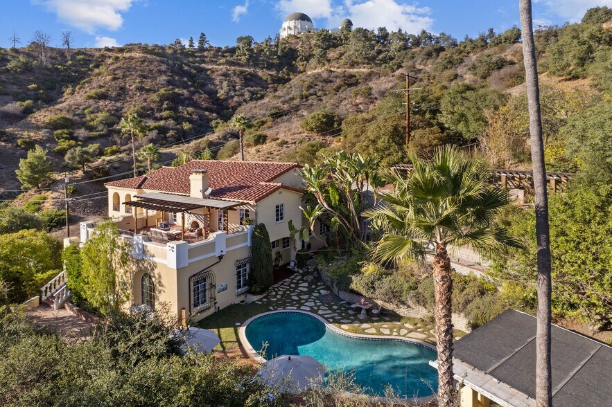 Building Photo - 2856 Glendower Ave