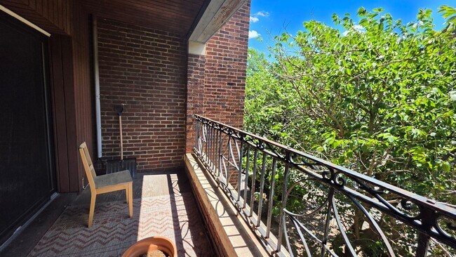 Building Photo - No Broker Fee | Brighton 2 Bed Condo | Heat, Hot Water & Water Included