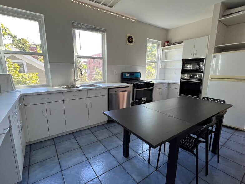 Building Photo - 997 Memorial Dr