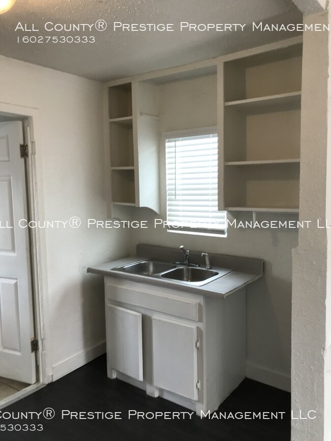 Building Photo - All-Inclusive Studio Apartment