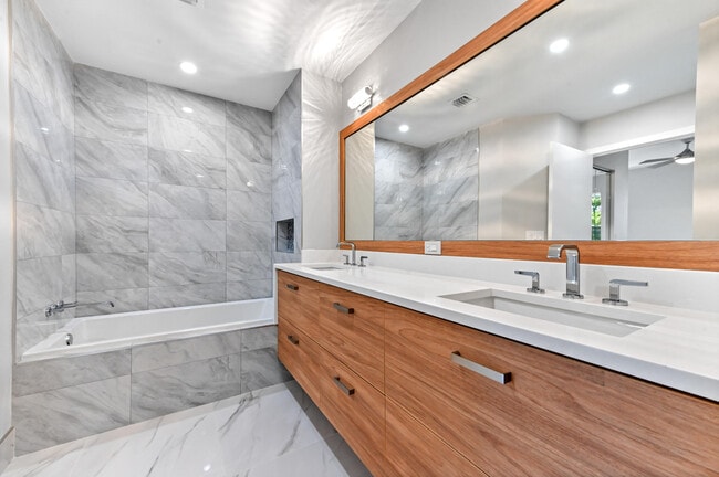 Building Photo - 12510 Crystal Pointe Dr