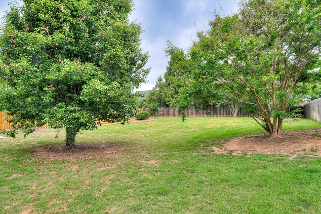 Building Photo - 5 Bed/3 Bath home with Primary Bedroom & a...