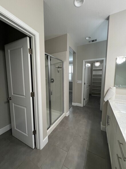 full bath with shower and tub, double sinks - 2904 Worthing Cmn