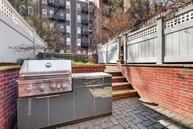 Building Photo - 926 Park Ave