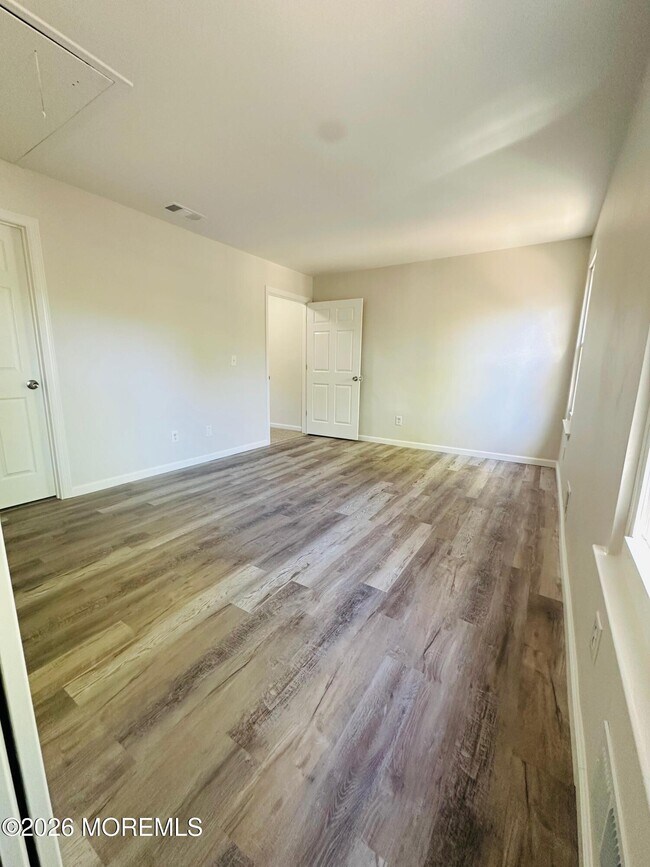 Building Photo - 402 Woodlake Manor Dr