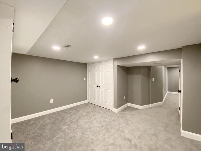 Building Photo - 1618 Wadsworth Way
