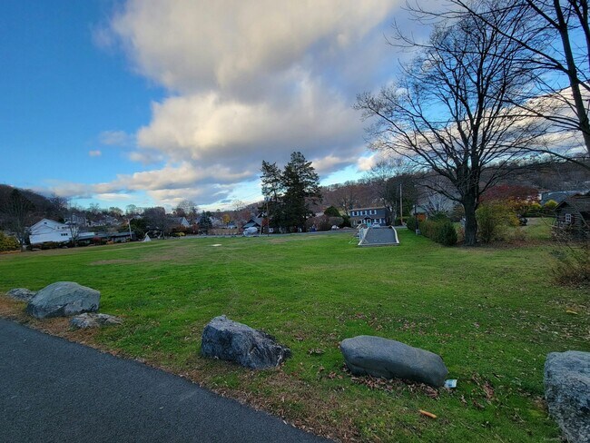 Building Photo - 4 Candlewood Knolls Rd