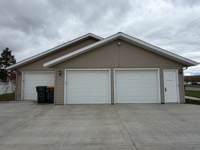 Building Photo - 5 Bed 2 Bath Single Family Home in Marshfield