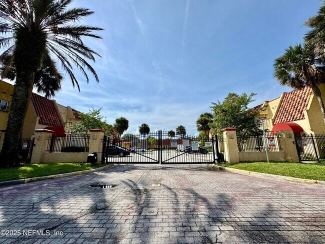 Building Photo - 6526 La Mirada Dr E