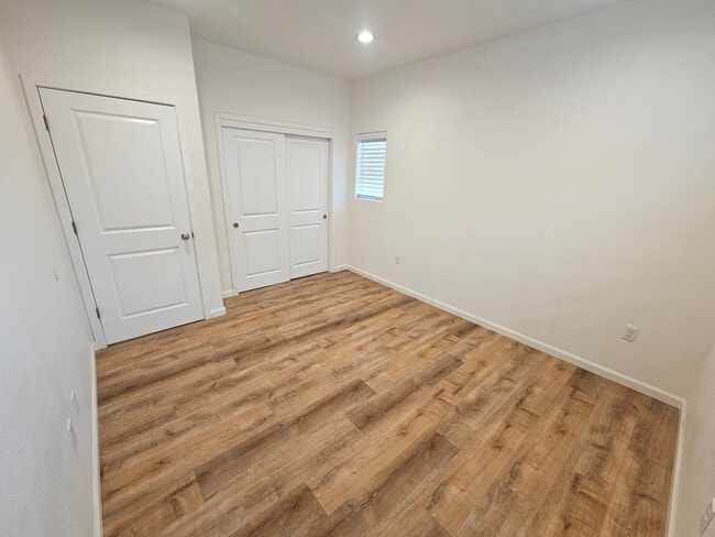 Building Photo - 3 Bedroom 2 Bathroom Duplex for Rent in Corning!