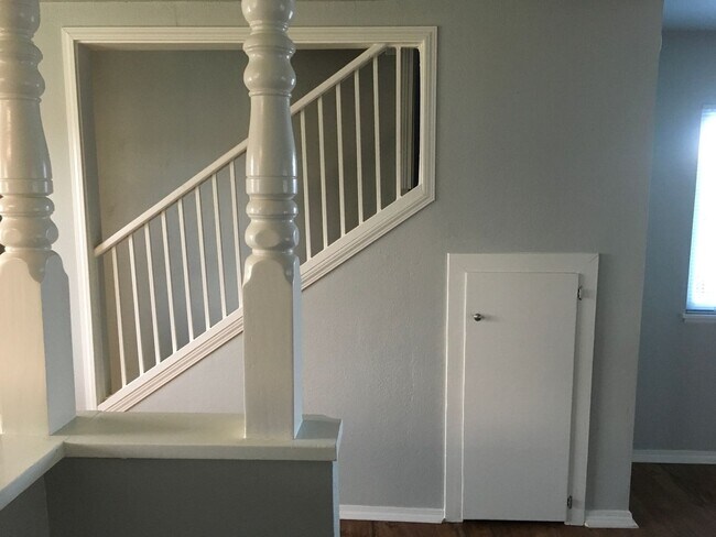 Building Photo - South Redding 2-Story Home, located in cul-de-sac