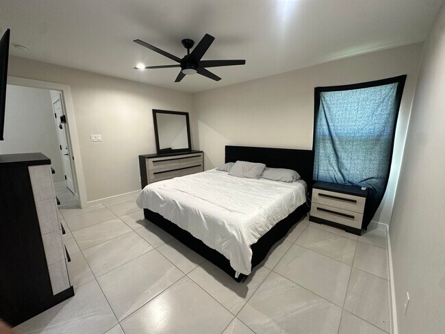 Building Photo - 4018 Ave Fenix Dr