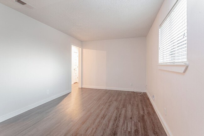 Building Photo - 1602 Parker Ln