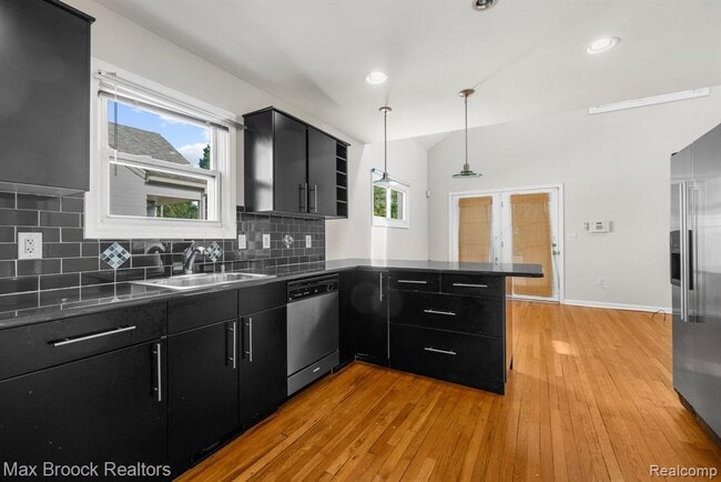 Building Photo - 520 E Hazelhurst St