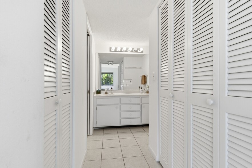 Building Photo - 1628 Clower Creek Dr