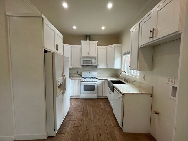 Building Photo - MOVE-IN READY! House w/full guest unit; near to Ventura Blvd!