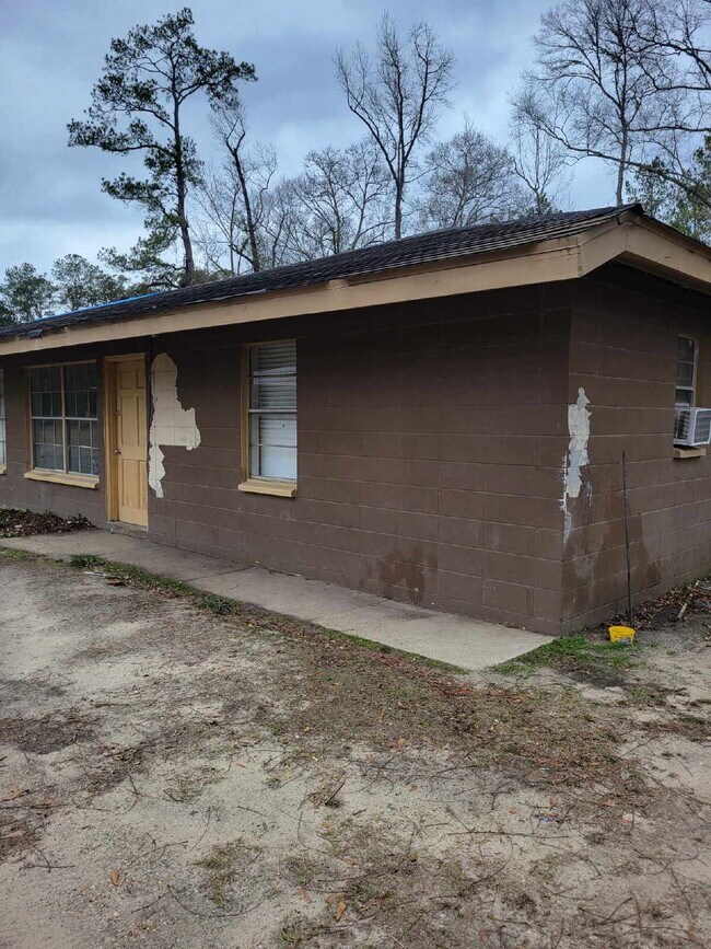 Building Photo - 2/1 located in Leakesville