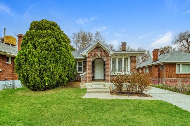 Building Photo - Charming 3-Bed, 1.5-Bath Home with Garage & Modern Comforts - Available NOW!