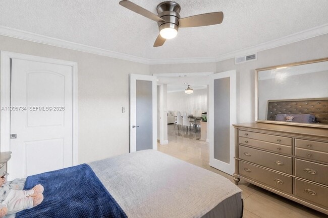 Building Photo - 9200 N Hollybrook Lake Dr