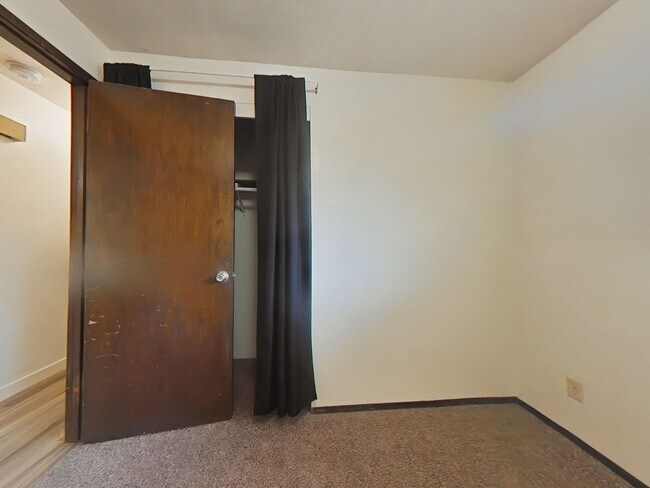 Building Photo - Duplex ~ Close to 9th Street ~ Pet Friendly