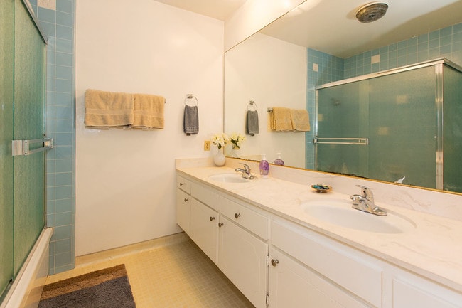 Bath 2 - 18109 Coastline Dr