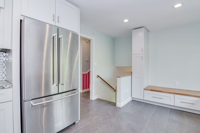 Building Photo - Great Location 4 Bedroom