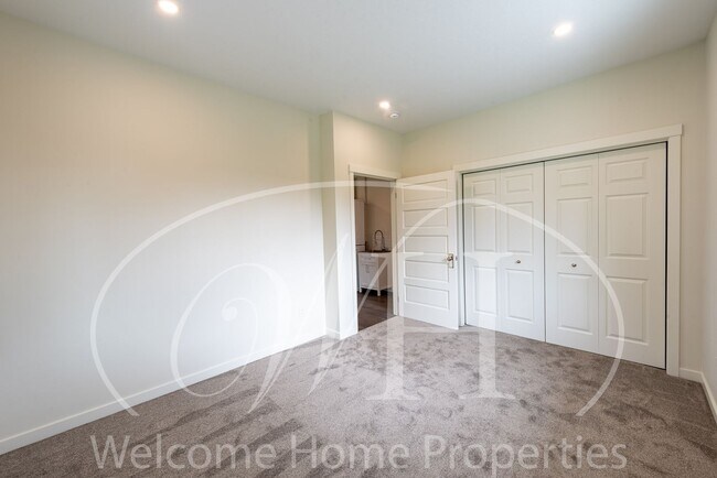 Building Photo - Country Living in Gorgeous 2 Bedroom Home Near Town