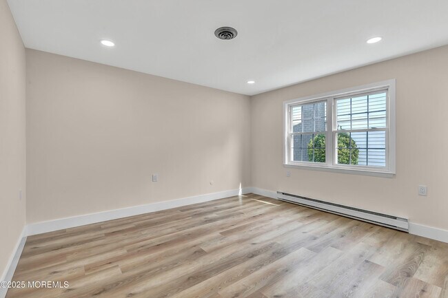 Building Photo - 9 Buckingham Dr N